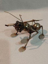 Lustige Metallfigur: Fleißige Ameise bei der Gartenarbeit