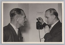 2 Männer am Telefon mit Drehscheibe Feuerwache - altes Foto