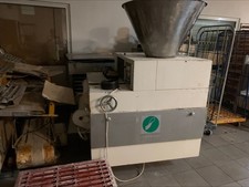 Bäckereimaschine  BTTW,  also Brot Teigteil  und Wirkmaschine.