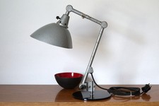 MIDGARD Bauhaus Lampe, Gelenk