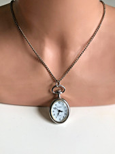 Vintage-Anhängeruhr an einer Kette. Picador. Länge: max. 72 cm.