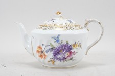 C26M30- Nymphenburg Porzellan Teekanne Blumenmalerei u goldstaffiert