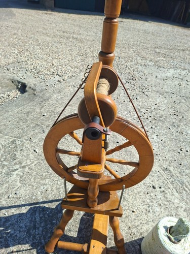 Spinnrad mit großem - spinnrad,