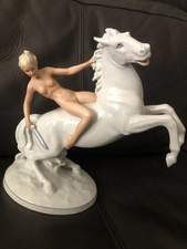 Porzellan figur amazone auf - porzellan,