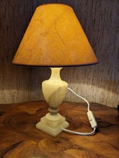 Bauchige ALABASTER (Marmor?) Säule auf quadratischem Fuß mit Tischlampenschirm
