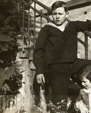 Junge im Matrosenanzug steht