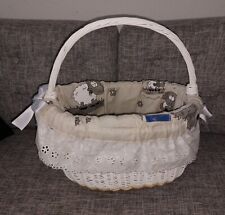 sehr schöner Rattan Korb, weiß gesprüht, mit Stoffeinlage und Spitzen Bordüren,