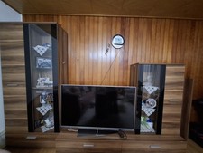 Wohnzimmerschrank Mit Glas Braune Farbe. Ohne Deko Und Ohne Fernseher. 