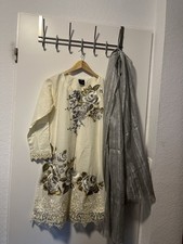 ? Cream Embroidered Kurta Set with Dupatta – Size M – Elegant Floral Design