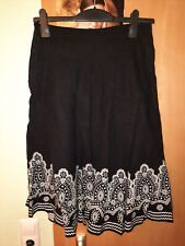 Schwarzer klassischer Vintage-Rock, schwarz mit weißem Muster, Folklore, elegant