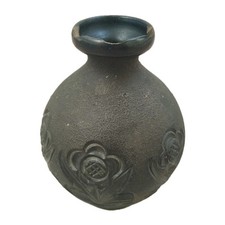 Schwarze Tonvase