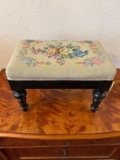Fußbank Holz antik stabil und fest Textilbezug  Stickereien