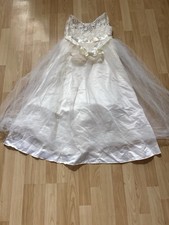 Zwei Mädchenkleider in