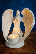 Engelsfigur mit LED-Kerze –