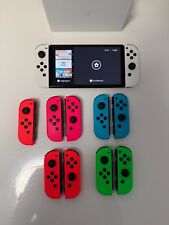 Nintendo Switch OLED weiß + separat erhältliche bunte Joy-Con Controller.