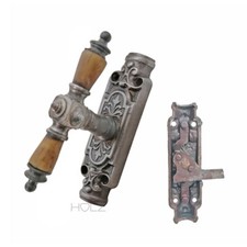 Fenster Basküle antik Zink Würfel Fensterolive alt Lilie Reiber links