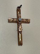 Schönes altes Kreuz mit blauer Perle