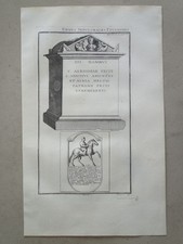 Urnes Antike röm. Grabmal Schriftzüge Reiter Relief Montfaucon Kupferstich 1722