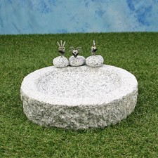 Vogelbad aus Granit in Zylinderform und 3 Steinvogel am Rand sitzend