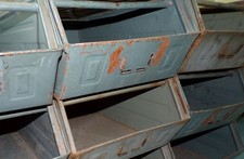 Alte Stapelbox Regal