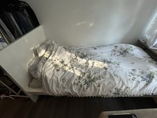IKEA Bettgestell Hoch mit Spanplatte 90x200; Weiß; Top Zustand. (Ohne Matratze)
