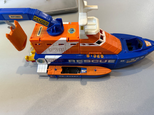 Matchbox mega rig rescue - rescue, squad