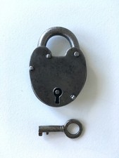 altes Vorhängeschloss antikes Bügelschloss mit Schlüssel - nicht funktionsfähig