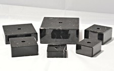 verschiedene Größen schwarze Marmorsockel mit Lochbohrung, Kanten abgeschrägt