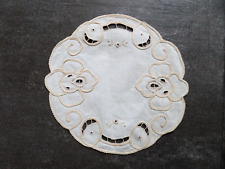 Dekoratives Tisch/Schrank- Deckchen  rund verziert Lochmuster, BW Beige D: 28 cm