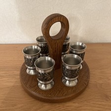 Zinnbecher Schnapsbecher auf Holz- Servierbrett