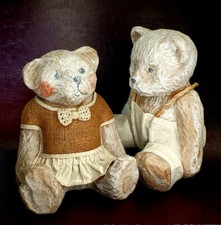 Bärenpaar aus Pappmache, in Sitzpos. ca. 25 cm, mind. 30 J. alt, sehr schön bekl