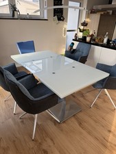 Moderner Esstisch aus Glas und