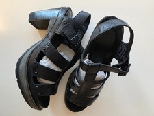 NEU - Dr. Martens Sandale -