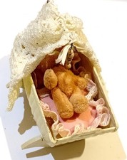 Miniatur Teddy 7 cm in einer Wiege