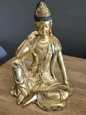 QUALITÄT VERGOLDETE BRONZE TEMPELSTATUE DER GÖTTIN KWAN YIN (GUAN YIN). SIGNIERT