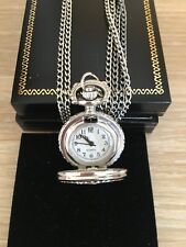 Miniatur Fob Watch Medaillon.  32 zoll kette. Aufwendiges durchbrochenes Uhrengehäuse. GWO