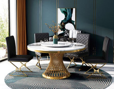 Esstisch und Stühle aus Holz