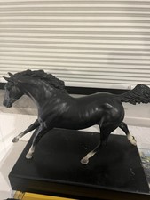 Breyer Modelpferd Traditional  Rappen 4 Weiße Beine