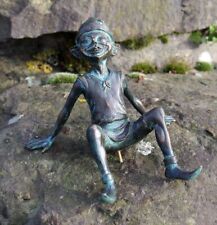 Bronzefigur kleiner liegender Kobold Gnom Elfe aus Bronze grün Gartendekoration