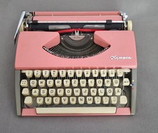 0728)  Olympia De Luxe Schreibmaschine Reiseschreibmaschine  mit Koffer Rosa