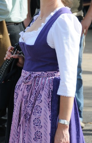 Zeitloses dirndl von der - zeitloses,