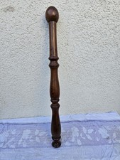 Schöne alte Nussbaumsäule