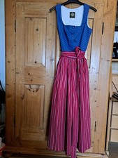 Schönes blaues Dirndl