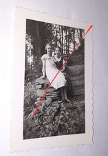 Altes Foto Junge Mädchen Frauen 20er 30er Schuhe Nylons Mode Treppe Wald (A47)