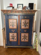 Antiker bemalter Bauernschrank