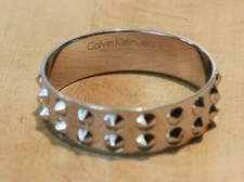 Armreif mit Nieten von Calvin Klein Jeans silberfarben