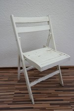 alter Klappstuhl, Campingstuhl, Gartenstuhl, weißer Stuhl, Holzstuhl