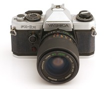Yashica FX-D SE Quartz mit Yashica Lens MC Zoom 3,5-4,5/35-70 mm