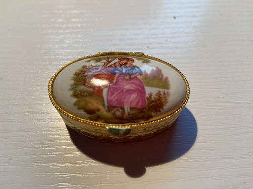 Alte pillendose mit - ,