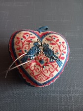 Nadelkissen ,Herzform  ,Tauben ,Blumen ,Liebe, 